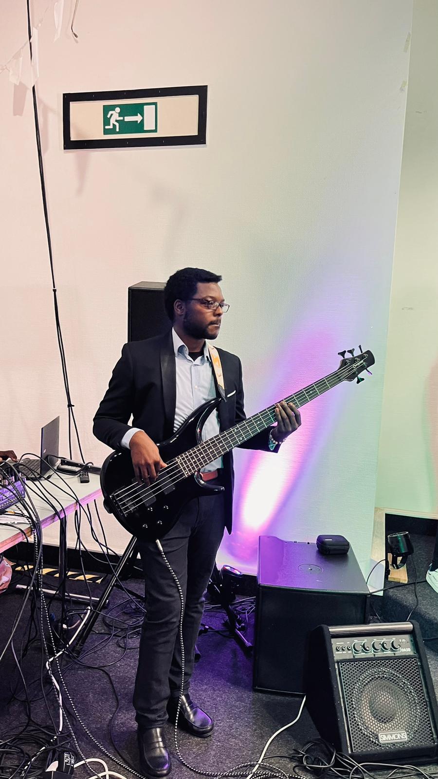 Performance with "The Heralders" (CMGI)